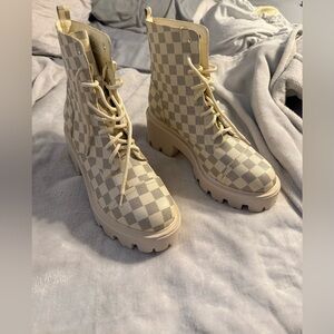 Women’s Stylish Checkered Lace-Up Boots - Cream Size 11